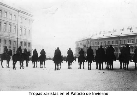 Tropas zarista frente al palacio de invierno